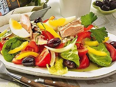 Збалансований салат у раціоні здорового чоловіка